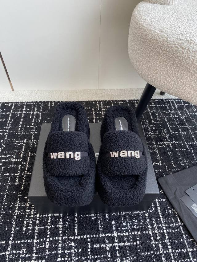 代购级 Alexander Wang 亚力山大 王 24Vs秋冬季最新爆款 松糕毛拖系列 毛茸茸的时髦感十足，舒适的圆头设计，纯羊羔毛材质，蓬松密卷，敦厚饱满